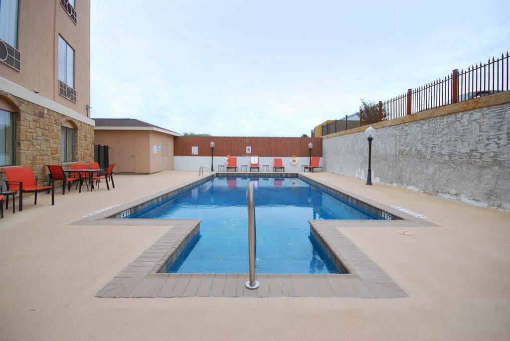 Holiday Inn Express & Suites Gonzales By Ihg Екстериор снимка